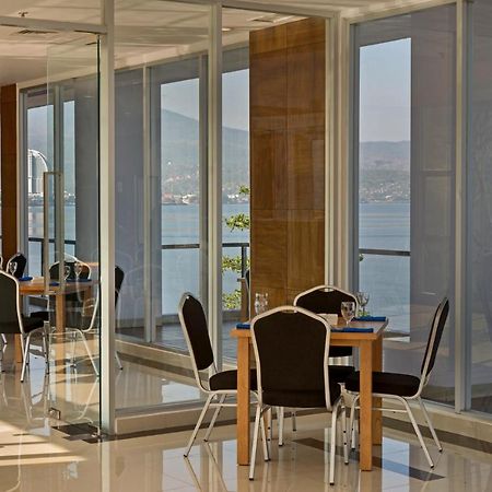 Whiz Prime Hotel Megamas Manado Extérieur photo