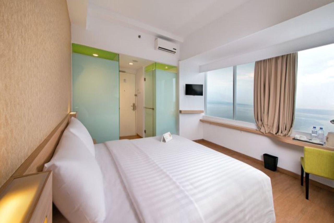 Whiz Prime Hotel Megamas Manado Extérieur photo