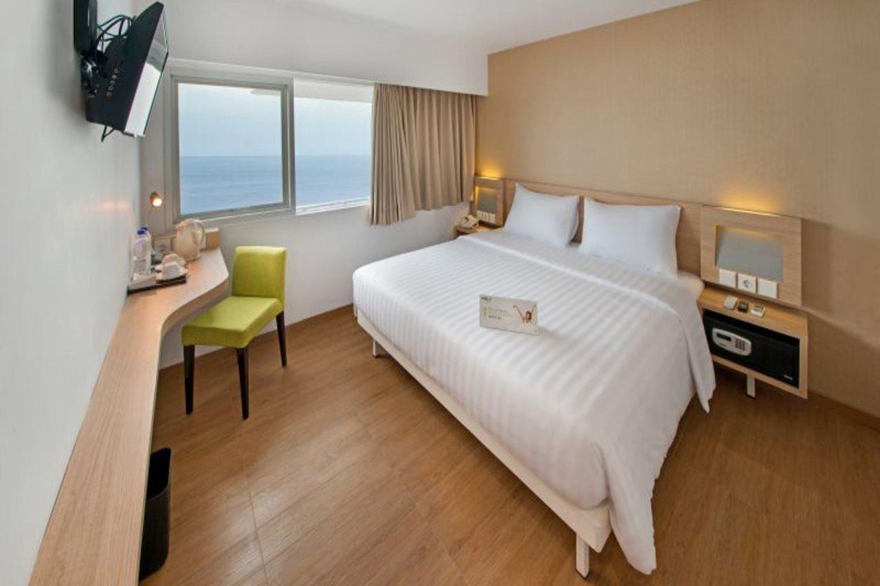 Whiz Prime Hotel Megamas Manado Extérieur photo
