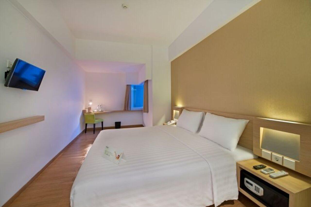 Whiz Prime Hotel Megamas Manado Extérieur photo