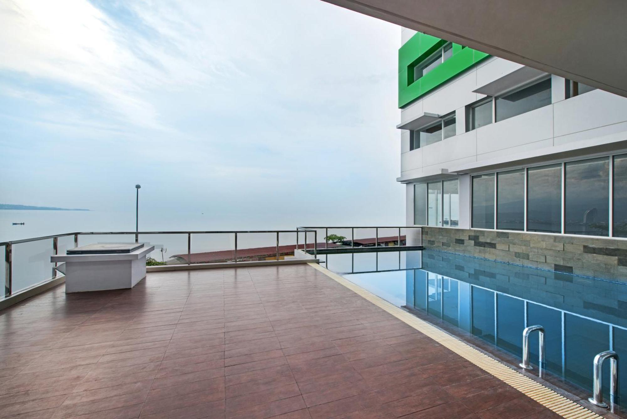 Whiz Prime Hotel Megamas Manado Extérieur photo