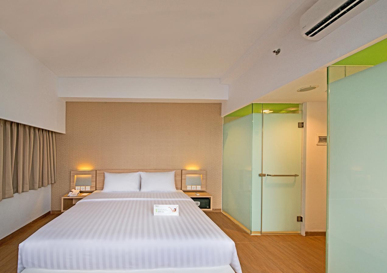Whiz Prime Hotel Megamas Manado Extérieur photo