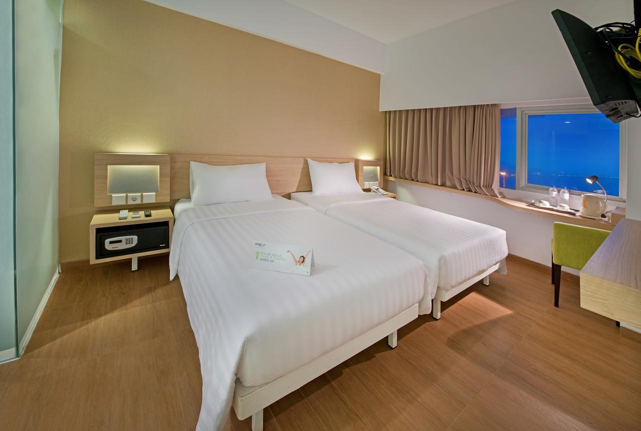 Whiz Prime Hotel Megamas Manado Extérieur photo
