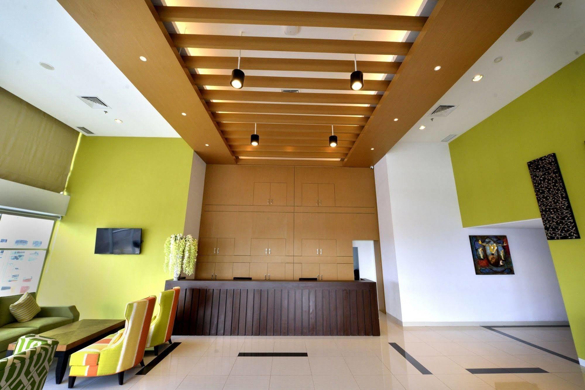 Whiz Prime Hotel Megamas Manado Extérieur photo