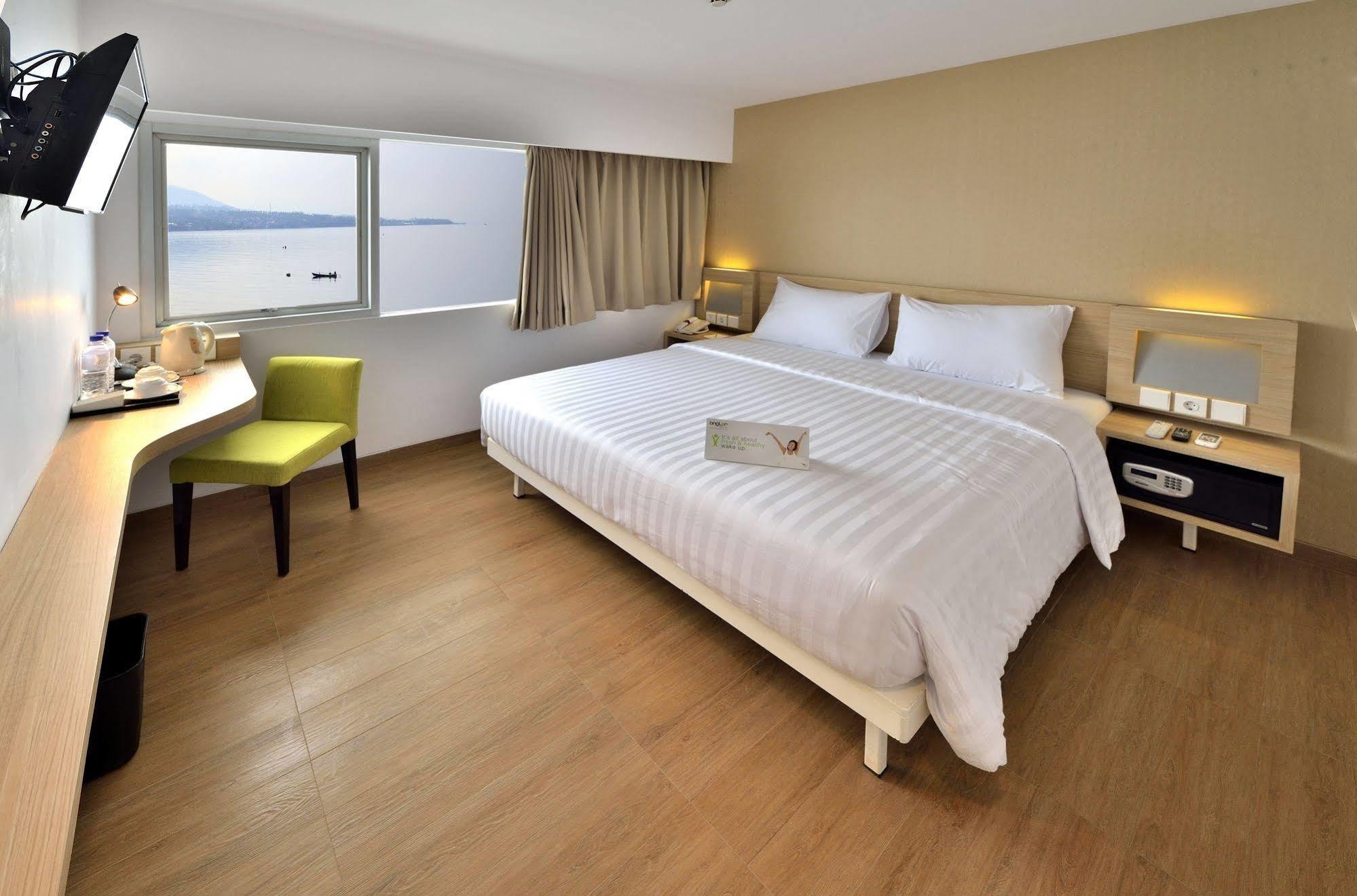 Whiz Prime Hotel Megamas Manado Extérieur photo