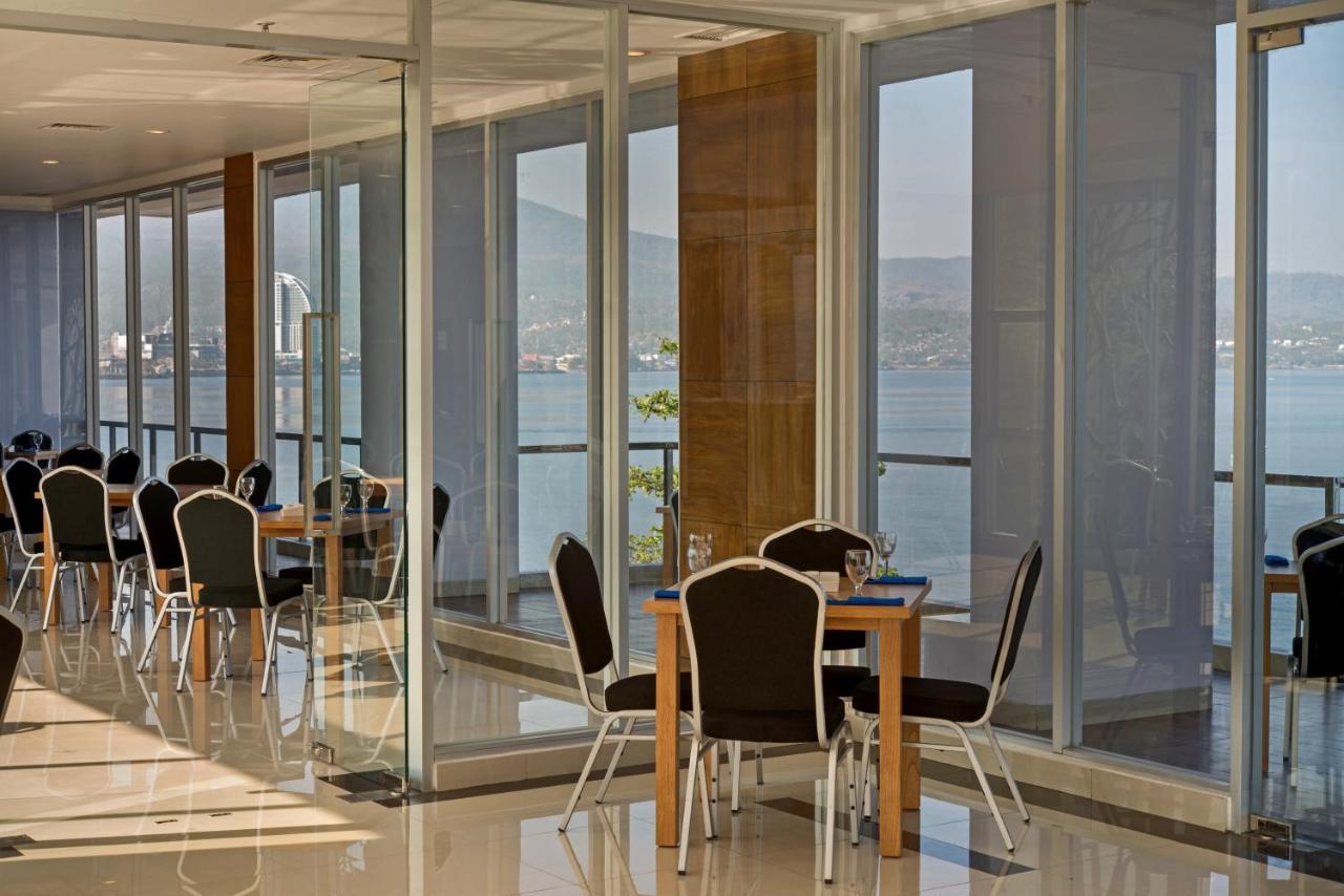Whiz Prime Hotel Megamas Manado Extérieur photo