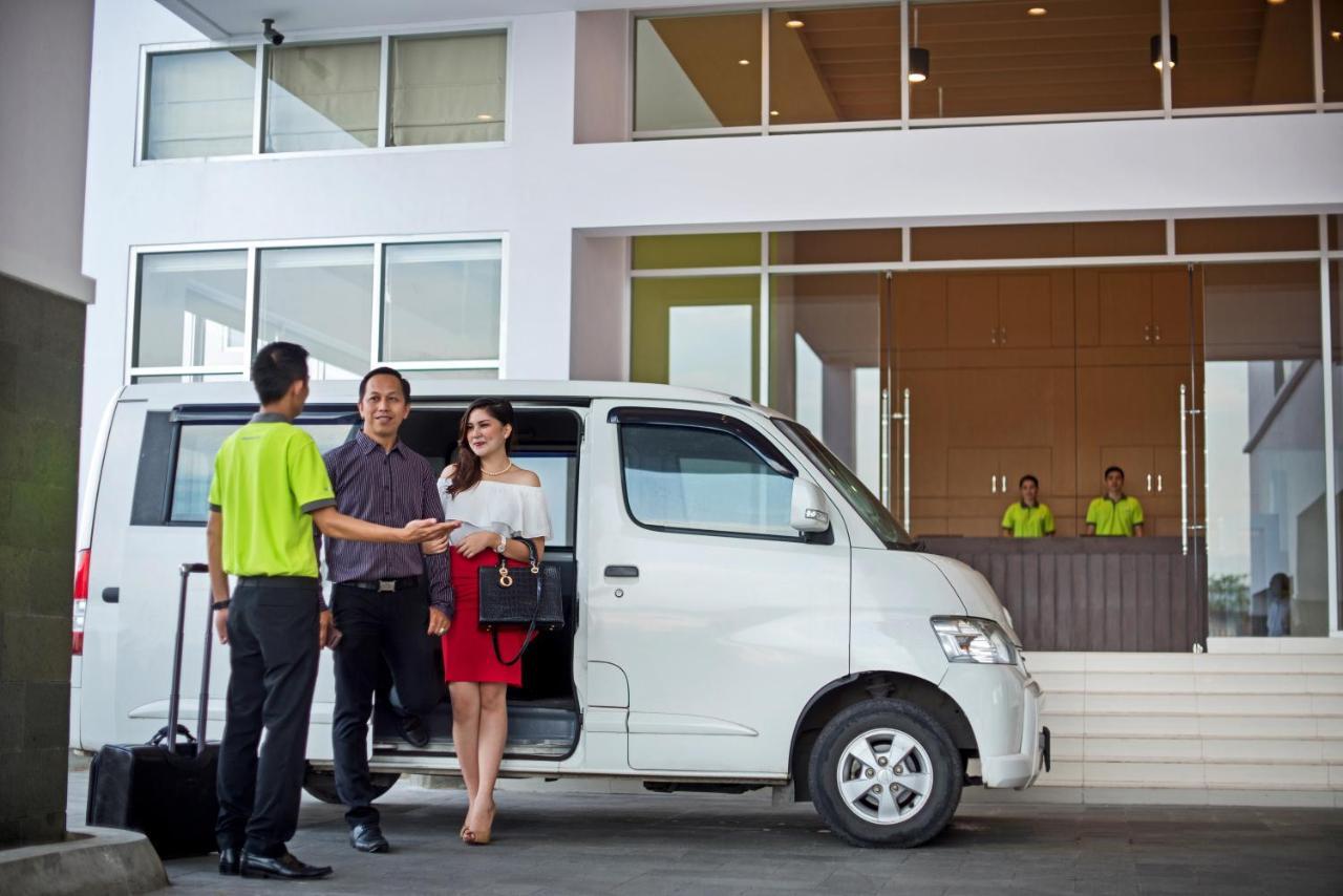 Whiz Prime Hotel Megamas Manado Extérieur photo