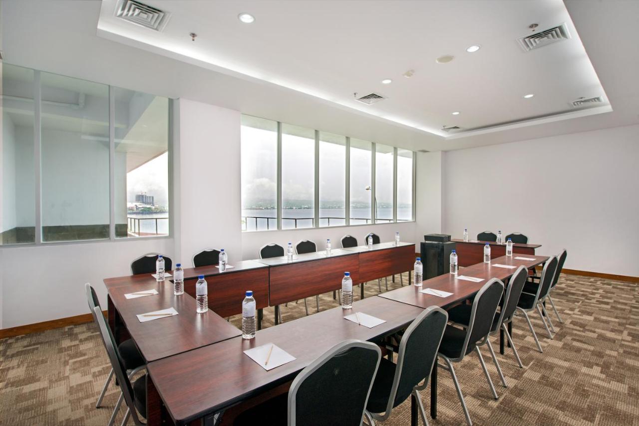 Whiz Prime Hotel Megamas Manado Extérieur photo